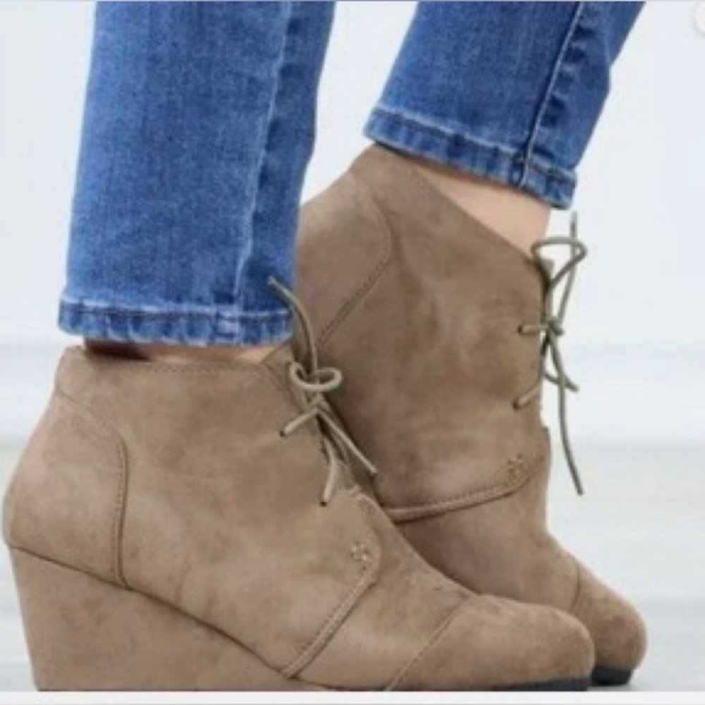 Toms Desert Neutral Beige Wedge Suede Bootie’s‎